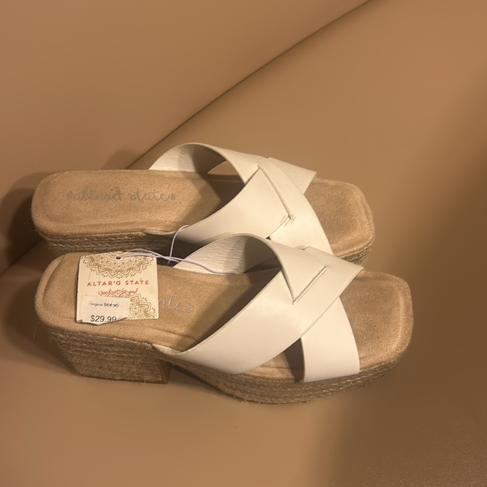 Altar’s state white clog heel